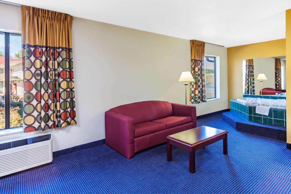 Deluxe King Room with Spa Bath- Non-Smoking interior